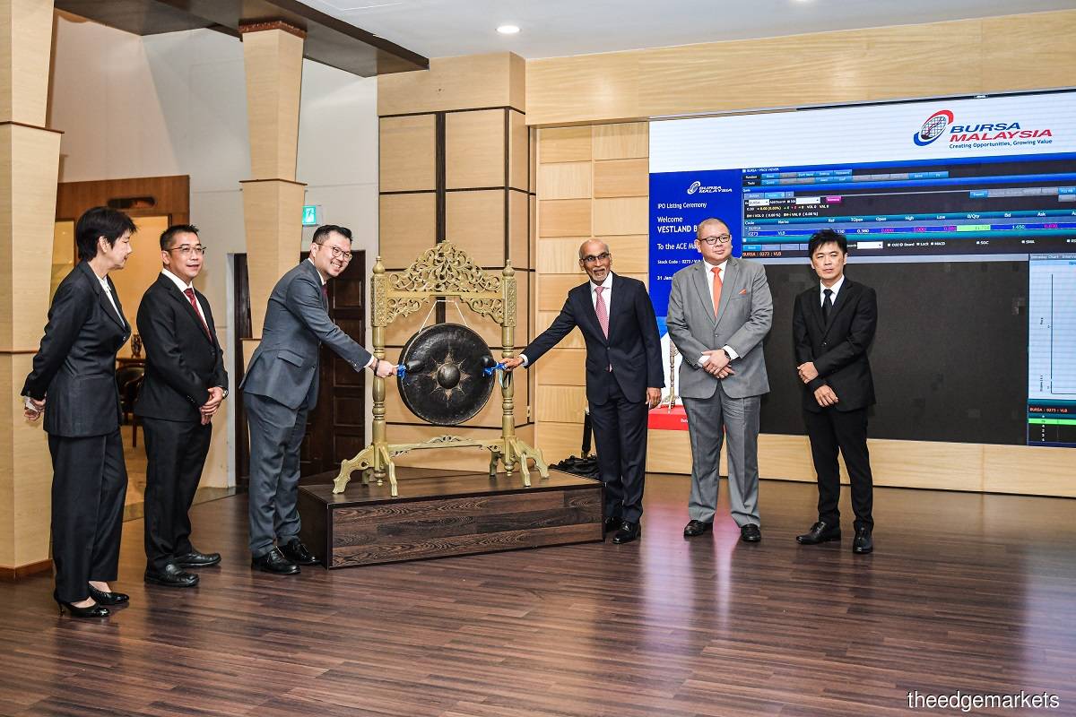 Vestland Bhd group managing director Datuk Liew Foo Heen (third from left) and chairman Datuk Mathialakan Chelliah (fourth from left) with delegates at the listing ceremony of the company on the ACE Market of Bursa Malaysia in Kuala Lumpur on Tuesday (Jan 31). (Photo by Zahid Izzani Mohd Said/The Edge)